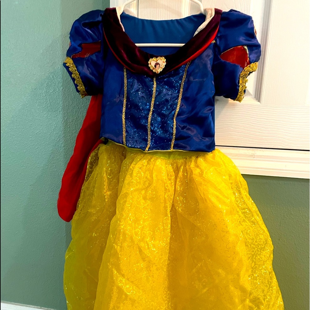 Girls Disney Snow White gown.